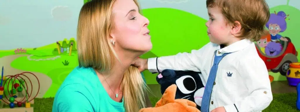 bambino bilingue quando iniziano a parlare