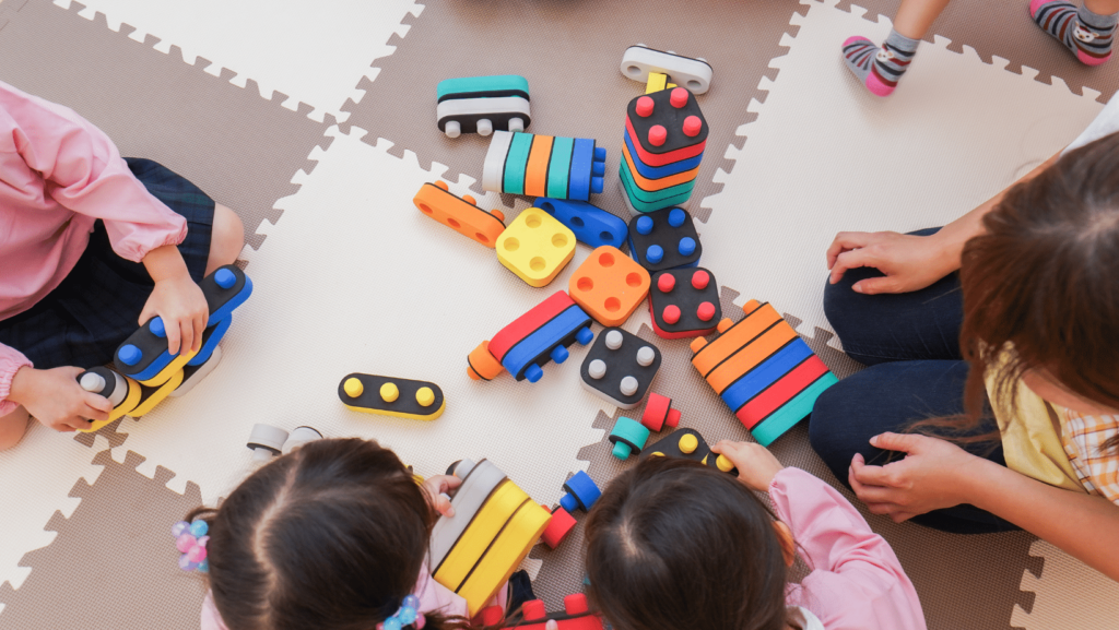 Foto di bambini che giocano con dei mattoncini giocattolo colorati