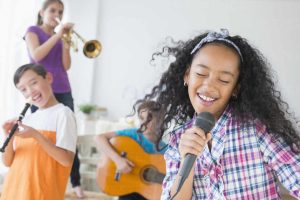 bambini che suonano strumenti